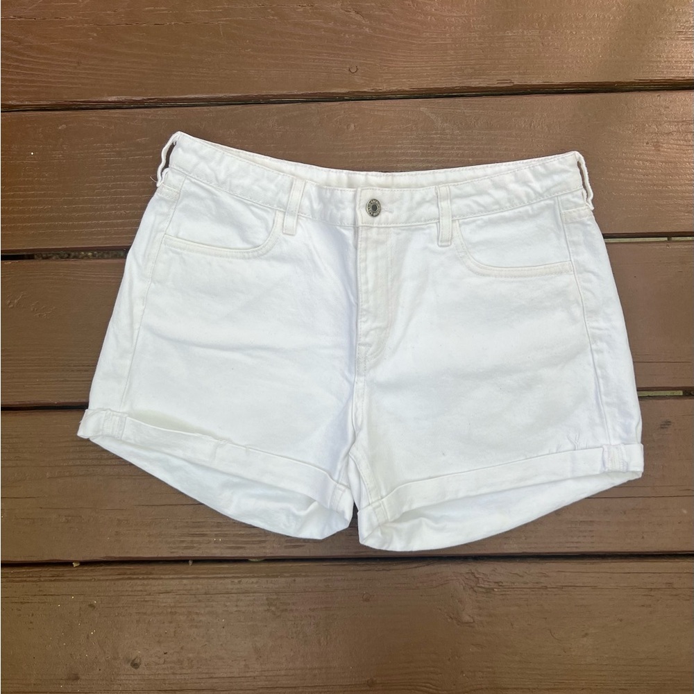 Women’s white jean shorts size 28